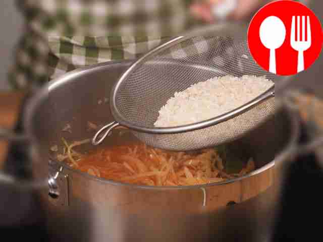 Смешайте овощи с рисом. Положите рис в...