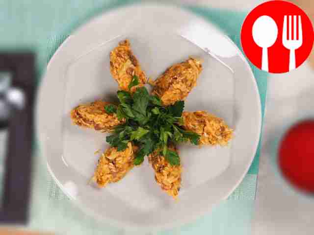 Из полученной массы при помощи столовой ложки...