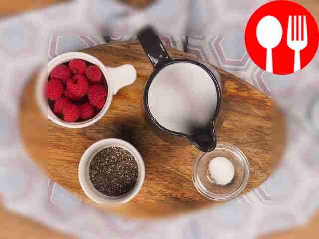 Подготовьте небольшие стеклянные банки для...