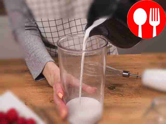 Сделайте йогурт. В чашу блендера влейте...