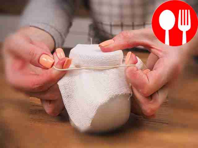 В каждую банку засыпьте закваску и...