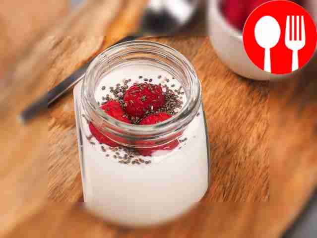 Перед подачей посыпьте сверху семенами чиа и малиной.