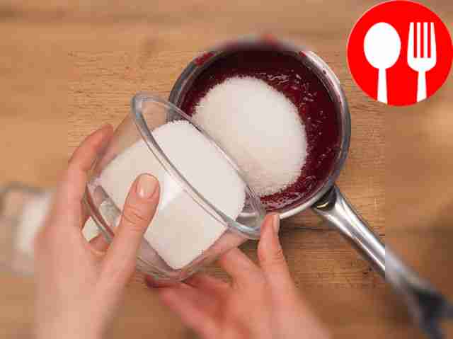 В кастрюлю с калиной всыпьте сахар. Добавьте...