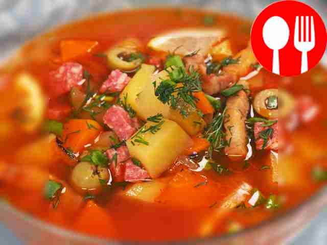 Солянка на свином сале с копченой колбасой и красным перцем