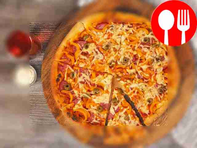 Пицца с колбасой