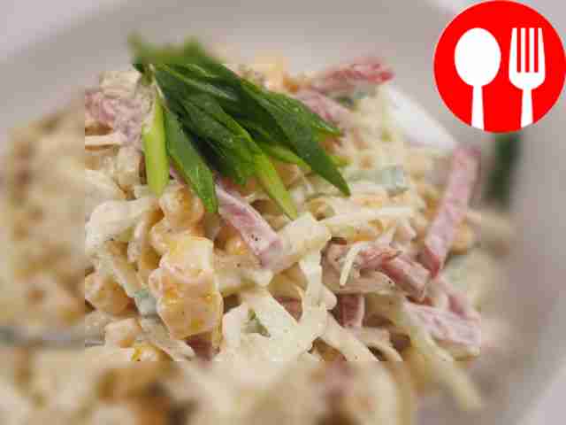 Салат с капустой и копченой колбасой