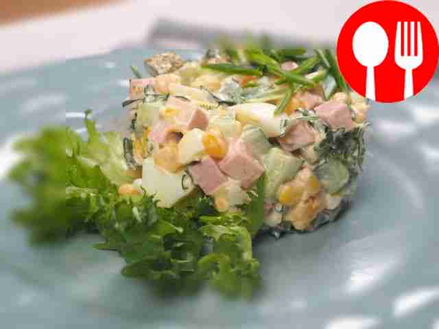 Салат с колбасой и кукурузой