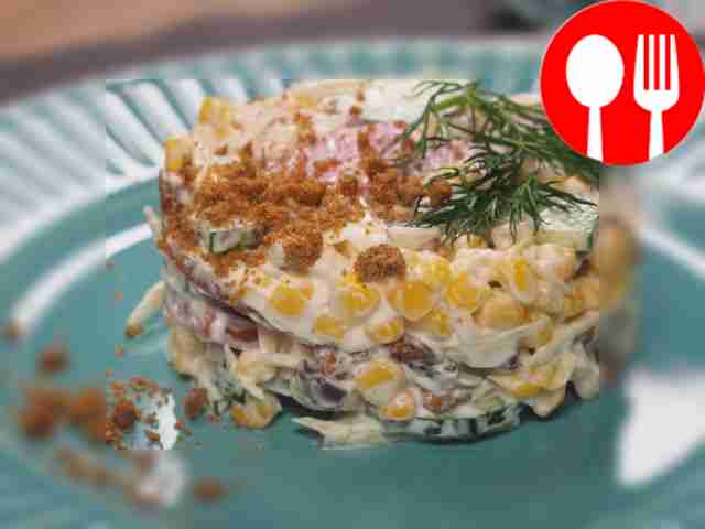 Салат с сухариками и колбасой