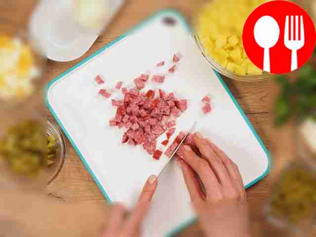 Нарежьте ингредиенты: сначала порежьте солёные...