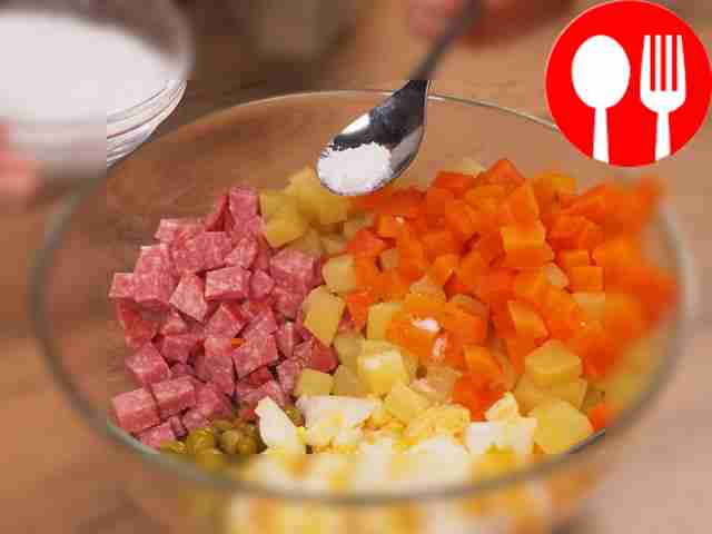 Смешайте продукты. В салатник положите...