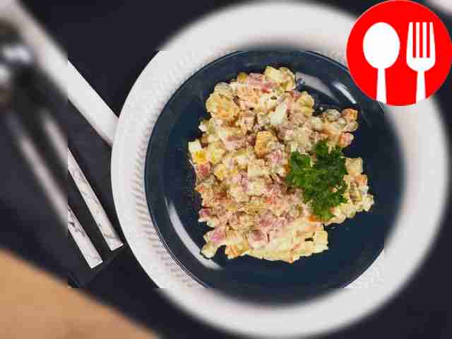 Зимний салат посыпьте мелко нашинкованным...