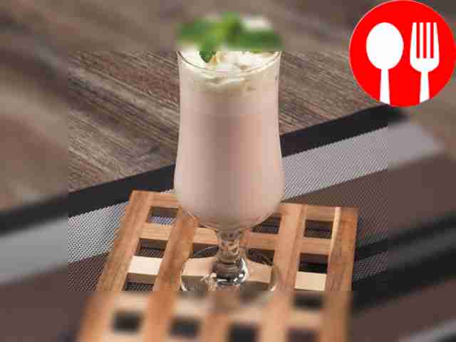 Молочно-шоколадный коктейль с мороженым и кондитерской посыпкой