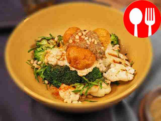 Салат с фалафелем и хумусом