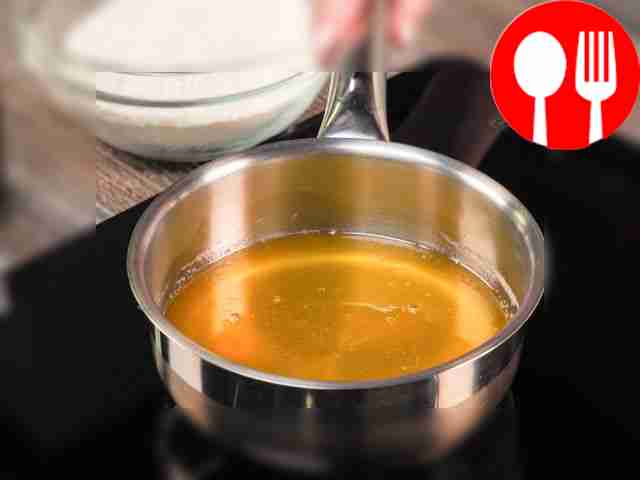 Приготовление сиропа: в сотейник влейте часть...