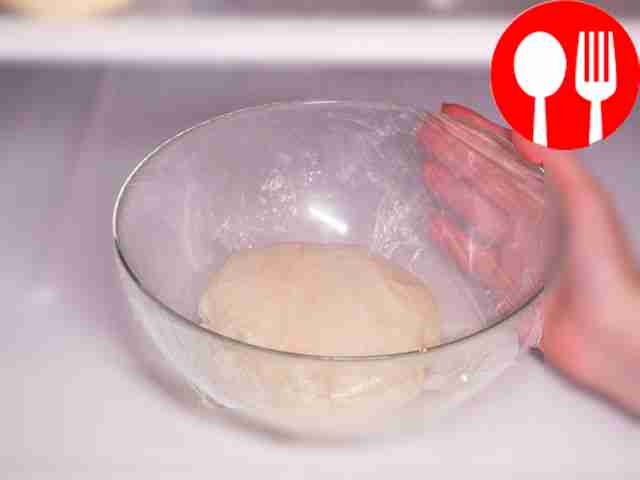 Сделайте тесто для фило. Просейте муку в...