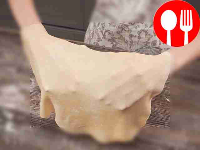 Приготовьте пласты теста. Разделите готовое...