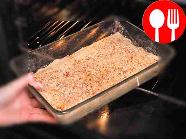 Испеките пахлаву. Разогрейте духовку до 150°C....