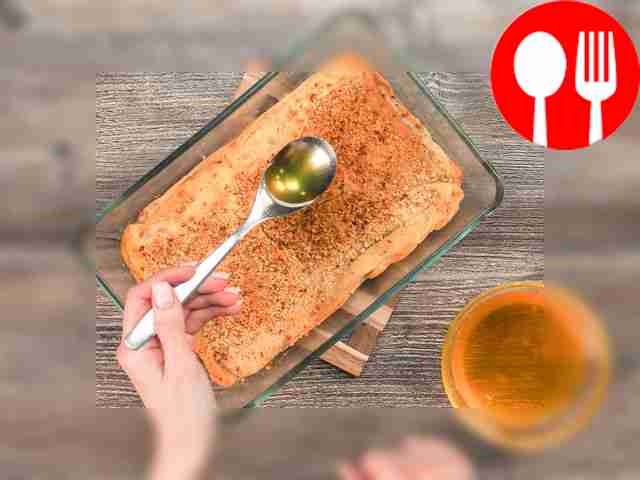 Завершите приготовление: полейте выпеченную...