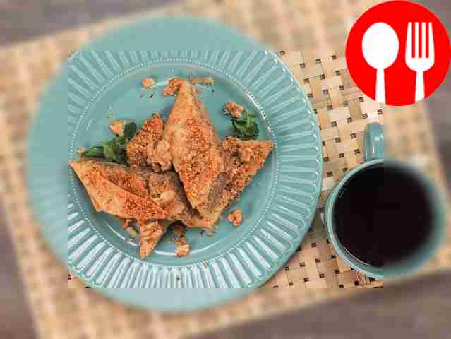 Подавайте охлажденную похлаву к чаю.