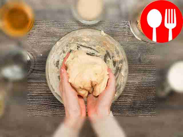 Замесите тесто. В отдельной миске соедините...