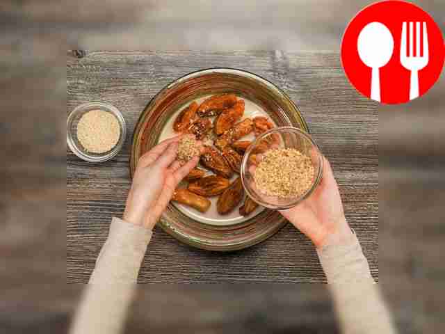 Приготовьте сироп: в отдельной кастрюле...