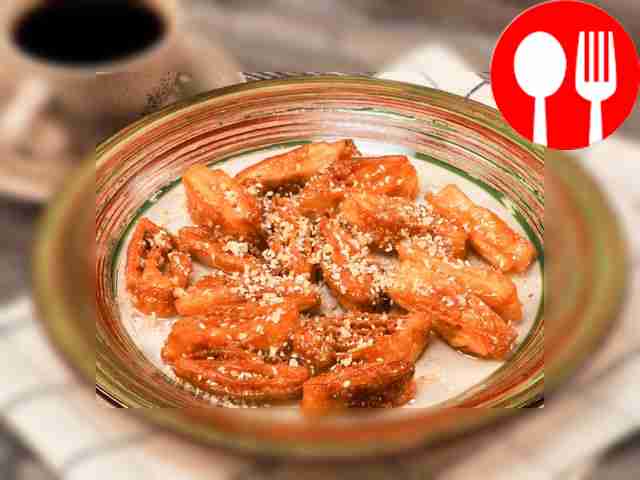 Посыпьте готовую пахлаву кунжутом.