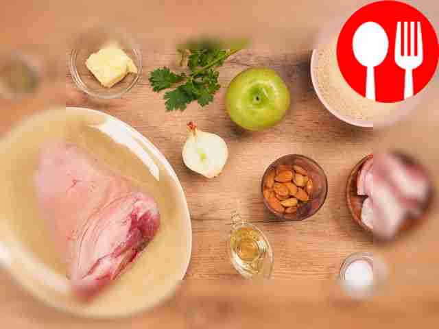 Промыть свиную рульку, обсушить бумажными...