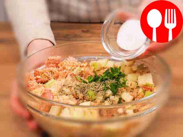 Приготовьте начинку: растопите на разогретой...