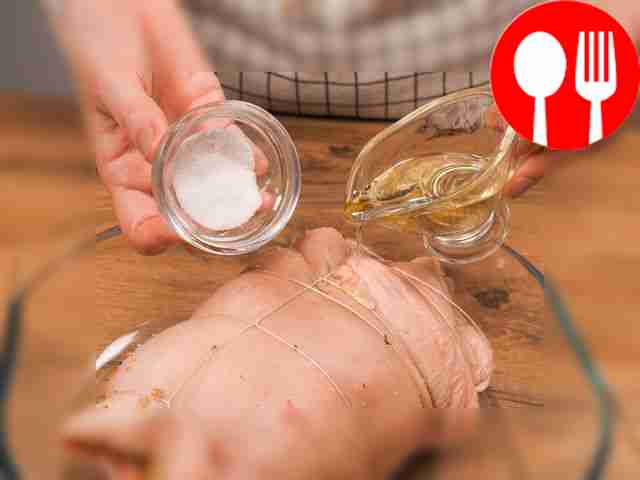 Приготовьте рулет. Разложите на ровной...