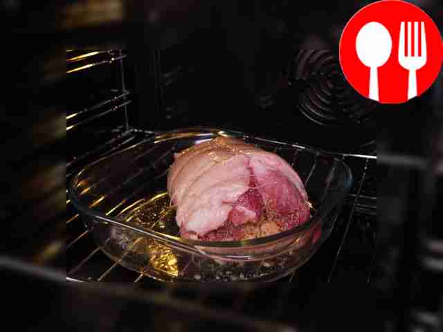 Приготовьте рулет из свиной рульки. Разогрейте...