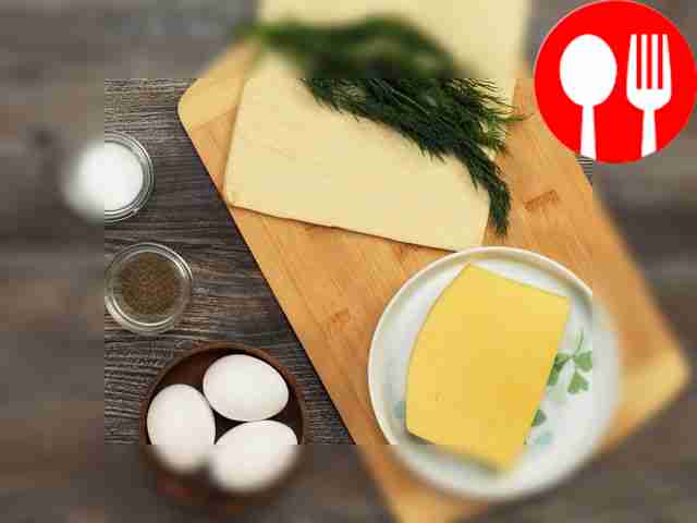 Соберите продукты для рулета. Разморозьте...