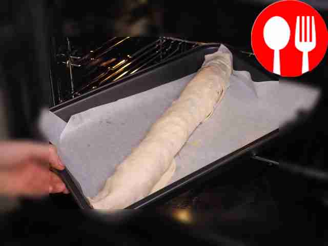 Приготовьте рулет. Раскатайте тесто в...