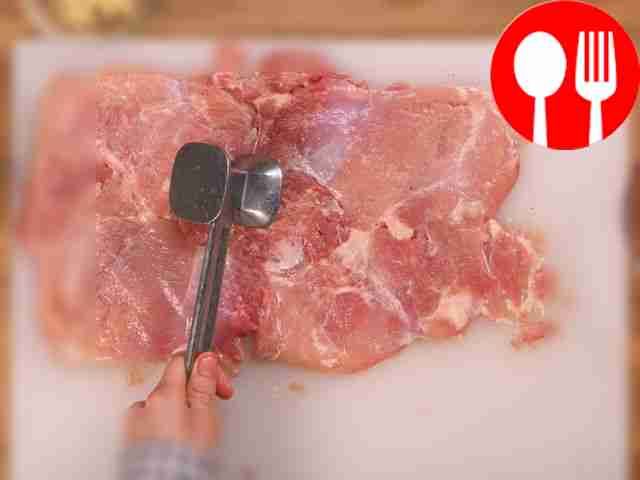Подготовьте мясную основу. Отбейте мясо...