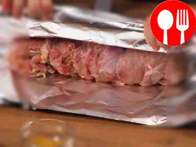 Приготовьте рулет. Разложите отбивные рядом,...