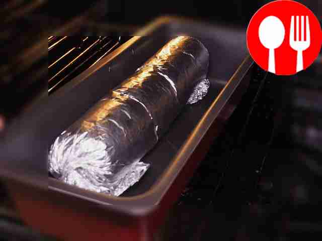 Разместите рулет на противне и поместите в...