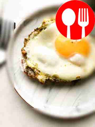 Тост с яйцом и песто