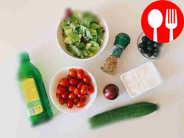 Помойте овощи и салат, очистите лук и...