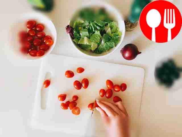 Нарежьте огурцы и помидоры крупными кусками.