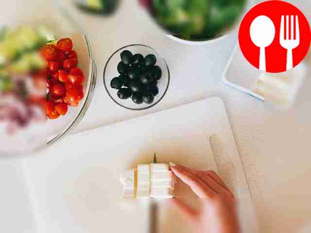 Порежьте сыр на кубики.