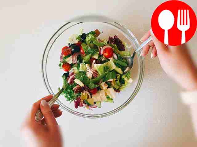 Полейте салат оливковым маслом и приправьте...