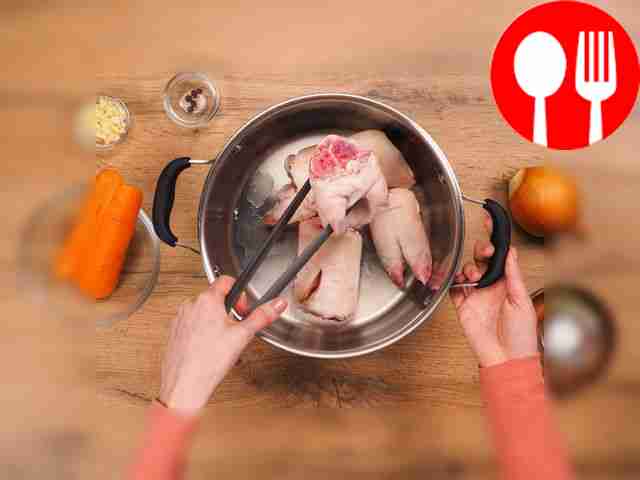 Подготовьте свиные ножки к варке. Разрежьте на...