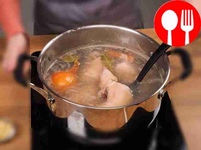 Начните готовить хаш. Поставьте кастрюлю на...