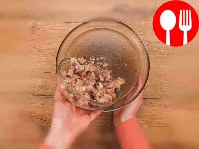 Чеснок мелко нашинкуйте и выложите на дно...