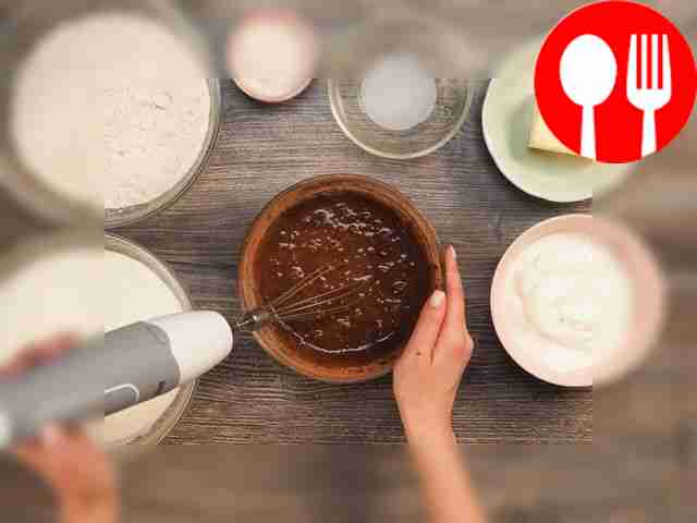 Соедините сметану с кефиром в глубокой миске,...