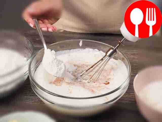 Влейте яичную смесь в кефир, перемешайте и...