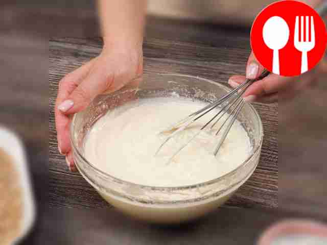 Сделайте крем. В миску положите масло и сахар...