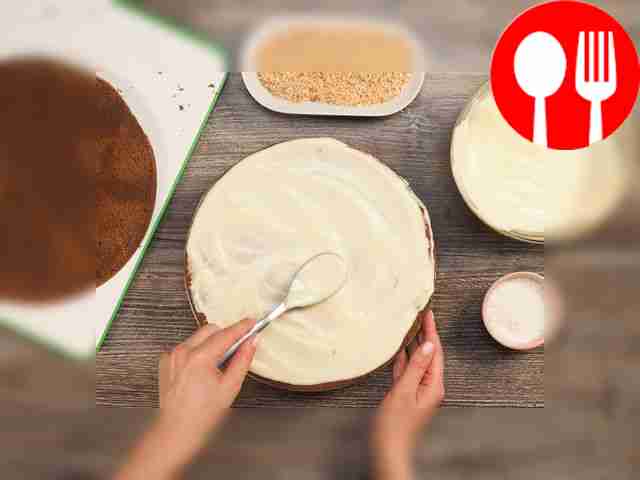 Приступайте к сборке торта. Аккуратно...