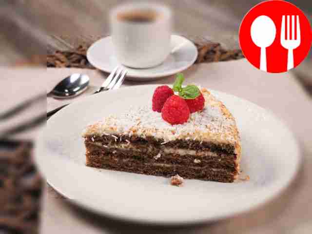 Чтобы украсить торт, используйте шоколадную...