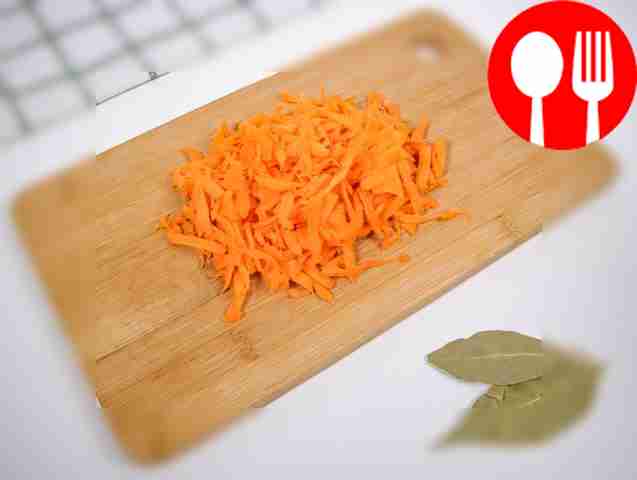 Очистите овощи. Натрите их на крупной терке....