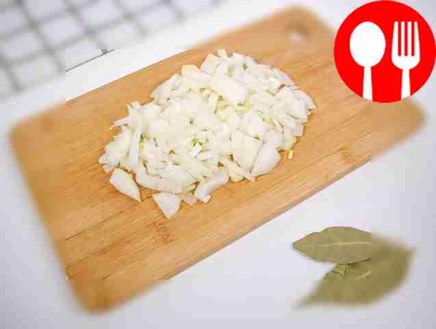 Очистите лук и нарежьте его полукольцами.